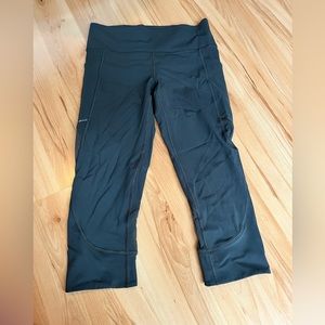 Cropped grey lululemon leggings